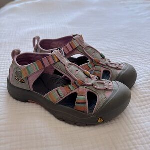 Keen girl’s shoes, sz 4 big girl